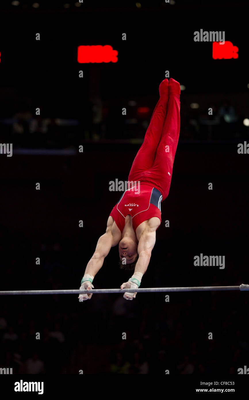 Chris Brooks (USA) compete in una mostra sulla barra alta al 2012 American Cup ginnastica Foto Stock