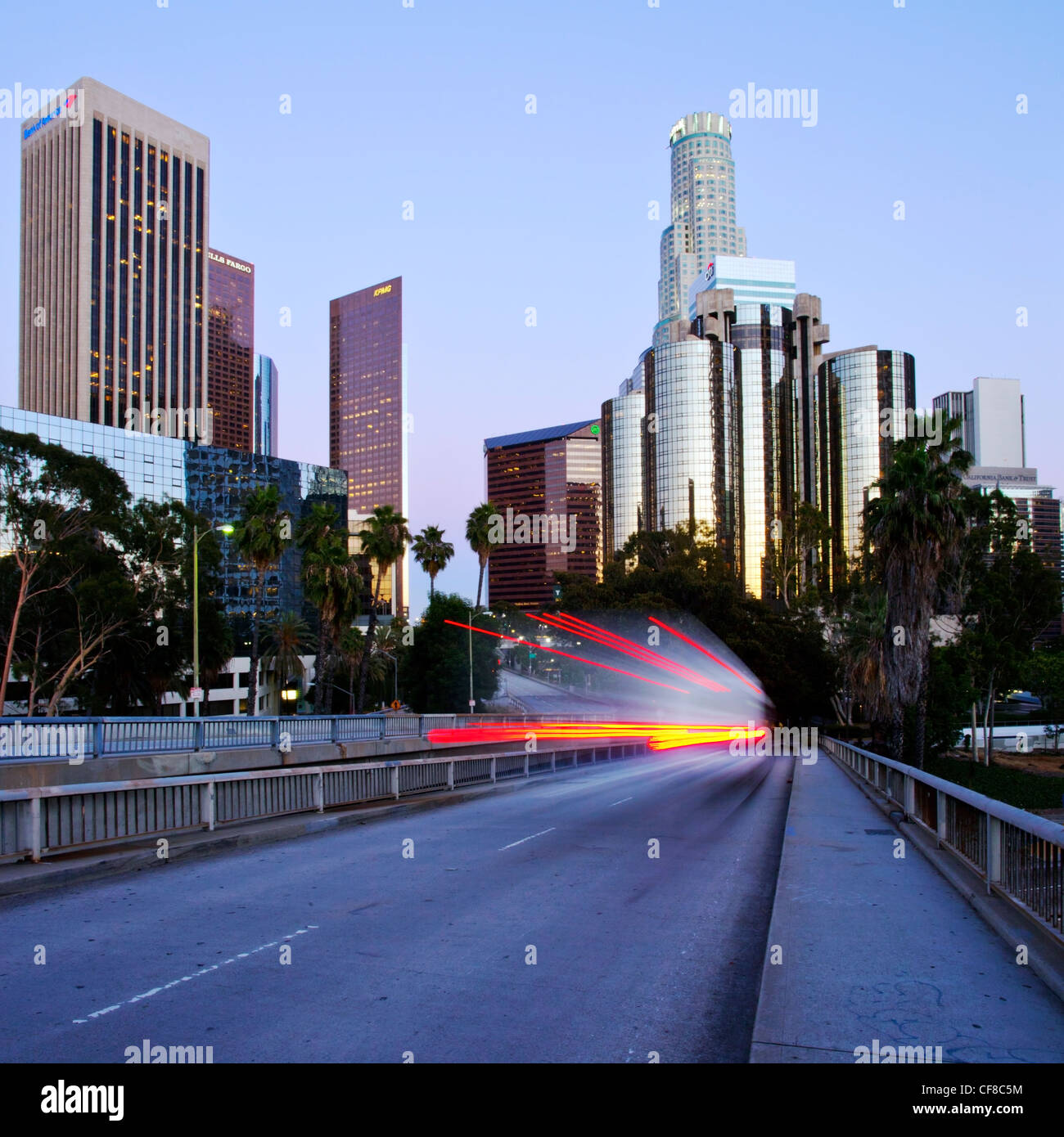 La 110 Harbor Freeway e il centro cittadino di Los Angeles skyline, California, Stati Uniti d'America Foto Stock