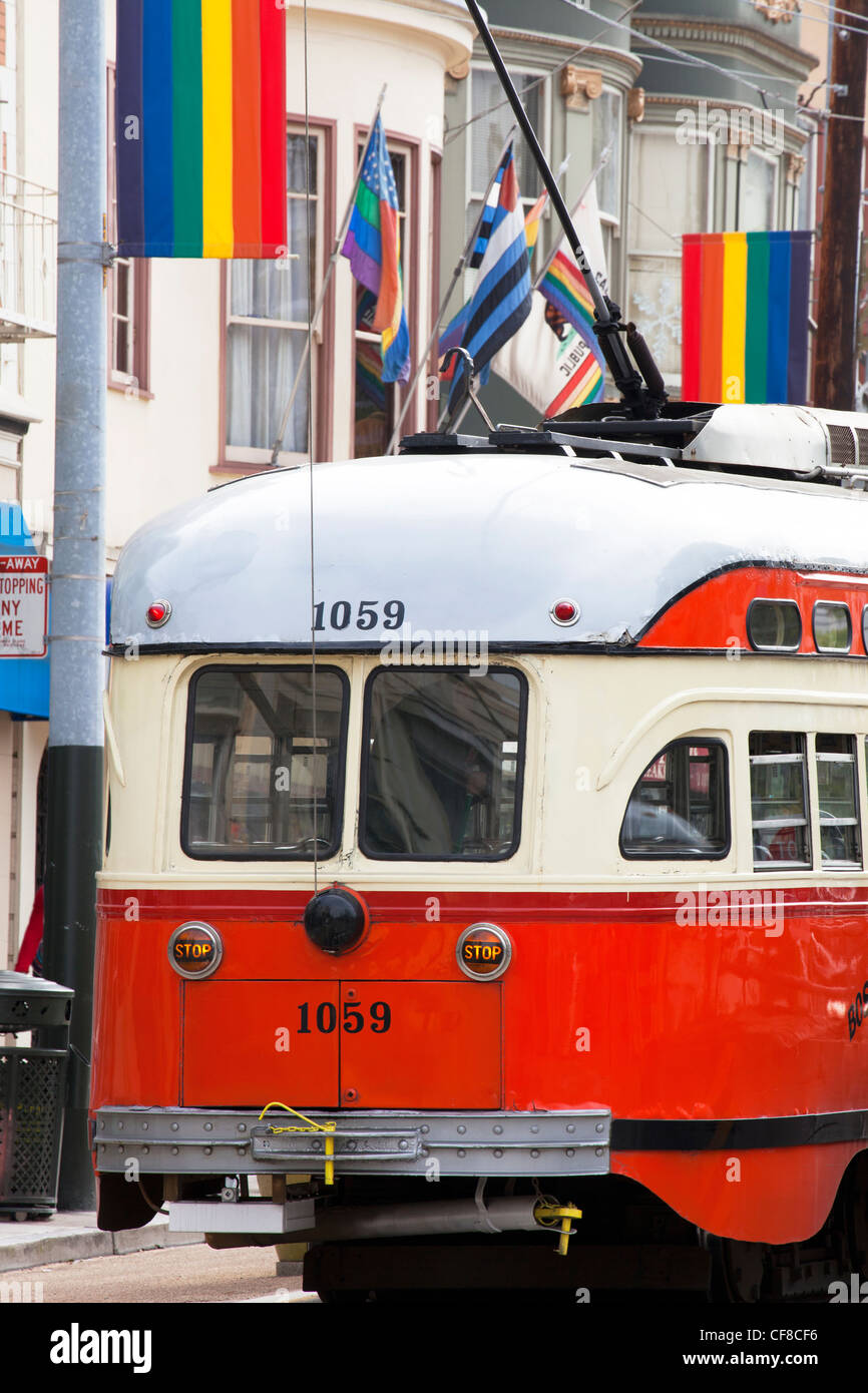 Una linea F streetcar nel quartiere Castro di San Francisco, California, Stati Uniti d'America Foto Stock