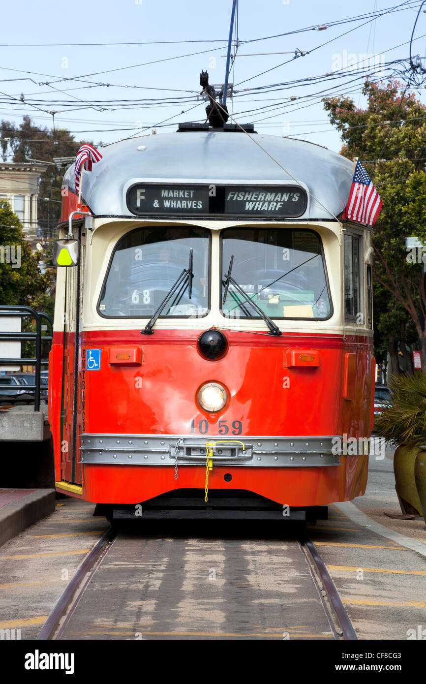 Una linea F streetcar nel quartiere Castro di San Francisco, California, Stati Uniti d'America Foto Stock