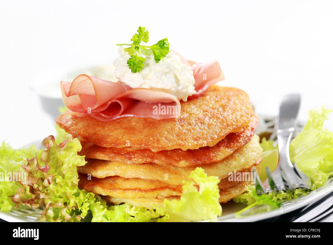 Deliziose frittelle di patate con formaggio ed erbe aromatiche Foto Stock