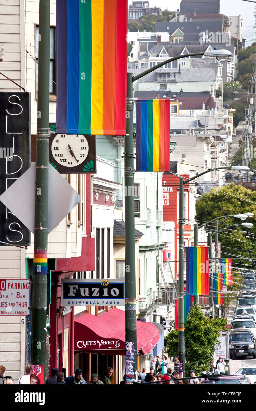 Gay Pride bandiera arcobaleno battenti nel vento al di sopra del Castro, San Francisco, California Foto Stock