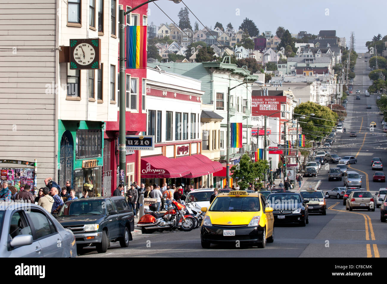 Gay Pride Rainbow bandiere nel vento al di sopra del Castro, San Francisco, California Foto Stock