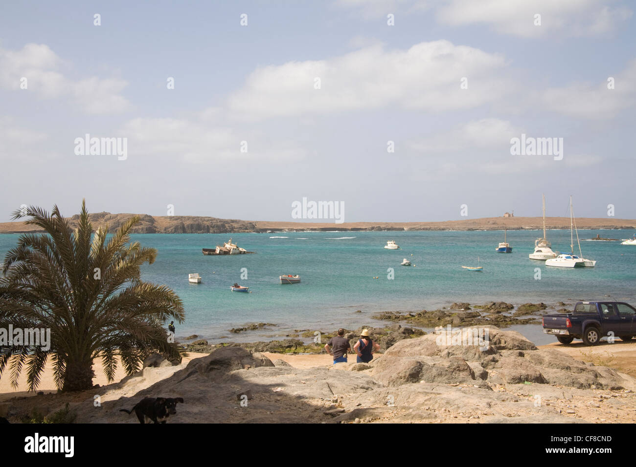 Sal Rei Boa Vista Capo Verde vista su barche da pesca ormeggiate in porto a offshore isola con la sua chiesa Foto Stock