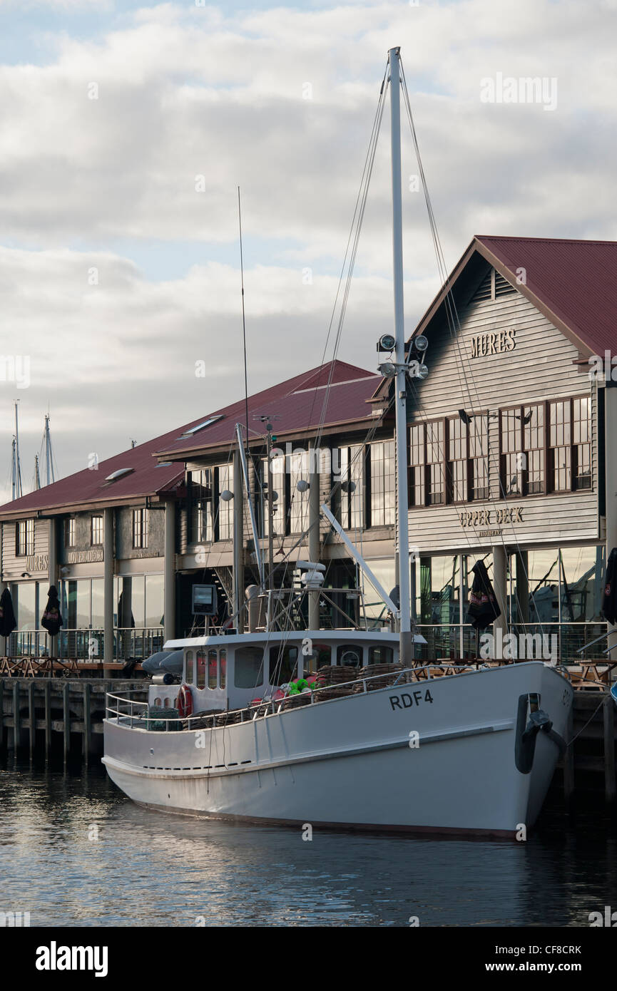 Barca da pesca a Victoria Dock e Mures ristorante di pesce, Hobart, Tasmania Foto Stock