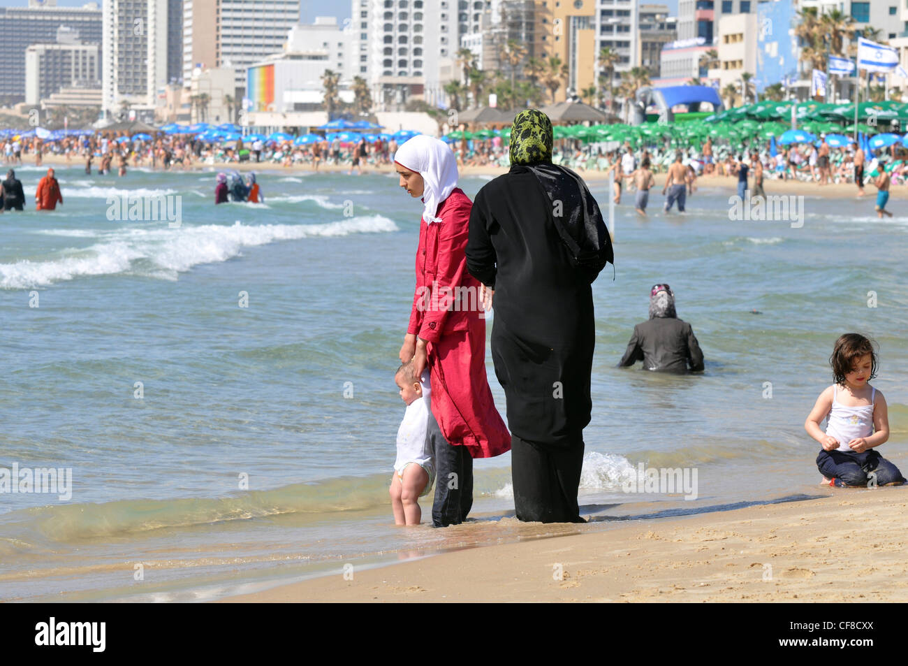 Israele, Tel Aviv, una famiglia araba godetevi una giornata di divertimento in spiaggia Foto Stock