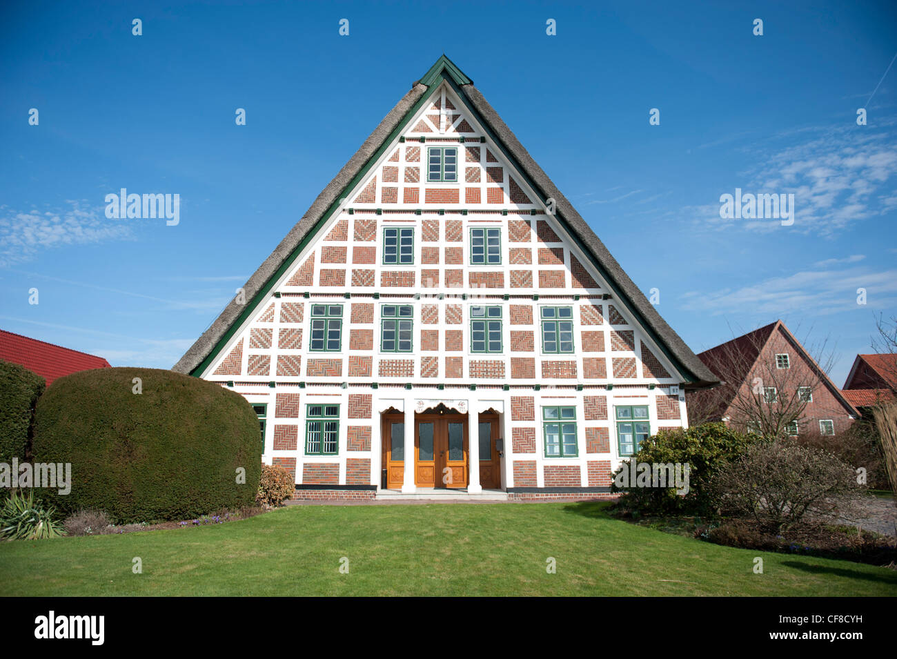 Rosso mattone, legno bianco: tipico a struttura mista in legno e muratura agriturismo a Jork in frutticoltura Altes Land regione della Bassa Sassonia, Germania Foto Stock