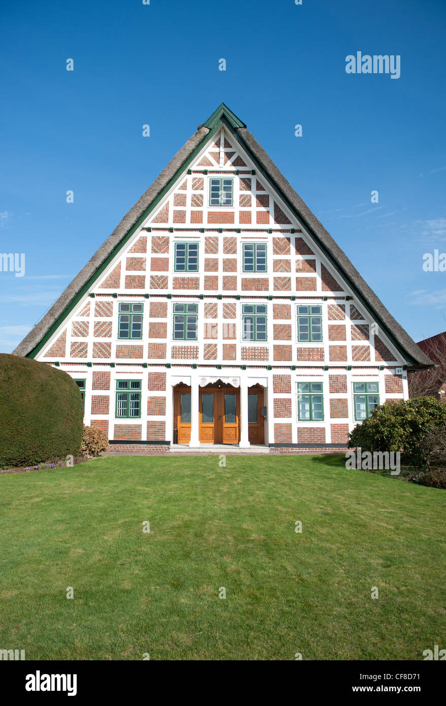 Rosso mattone, legno bianco: tipico a struttura mista in legno e muratura agriturismo a Jork in frutticoltura Altes Land regione della Bassa Sassonia, Germania Foto Stock