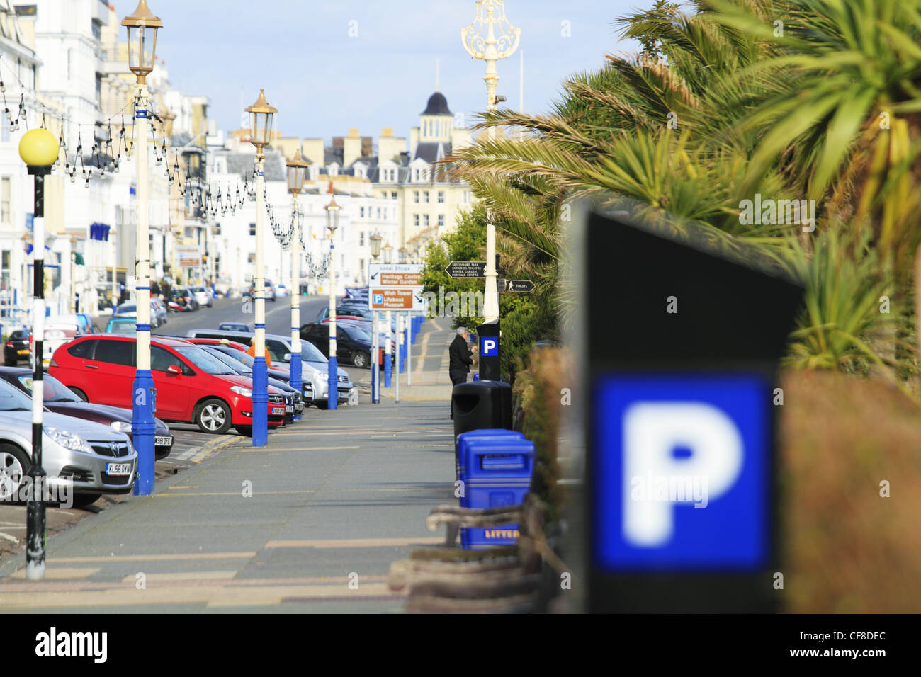 Stazioni di pagamento e parcheggio metri sul lungomare di Eastbourne, East Sussex, Inghilterra. Foto Stock