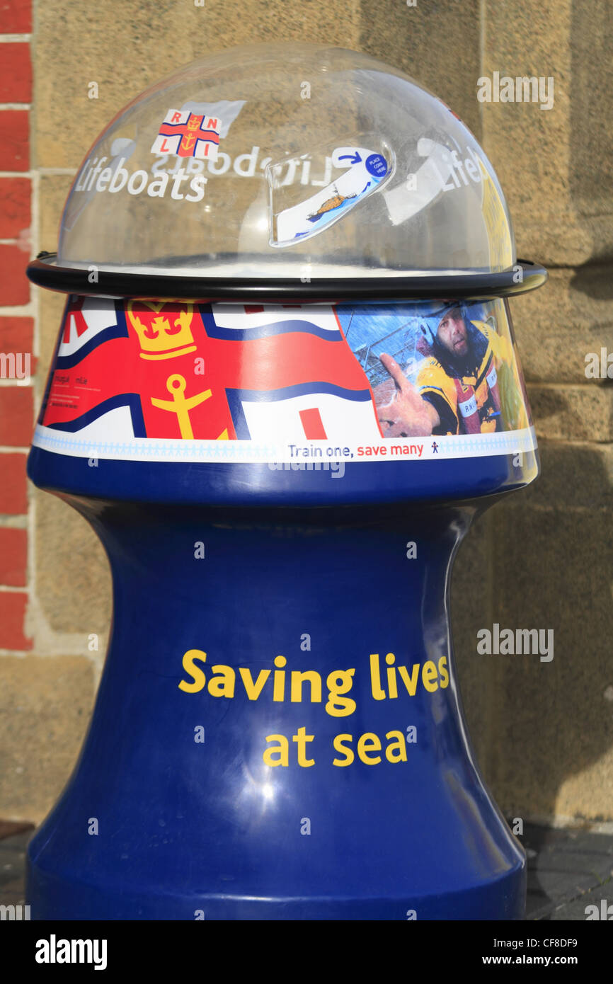 Una Donazione di beneficenza cassetta di raccolta per il Royal National scialuppa di salvataggio istituzione RNLI. Foto Stock