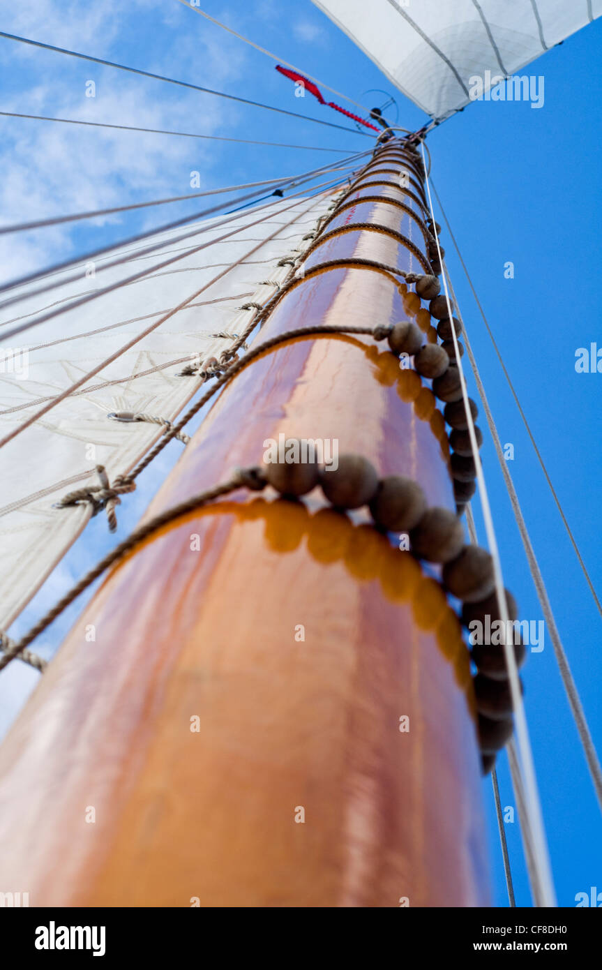 Il montante e le vele di un grande yacht contro un cielo blu Foto Stock