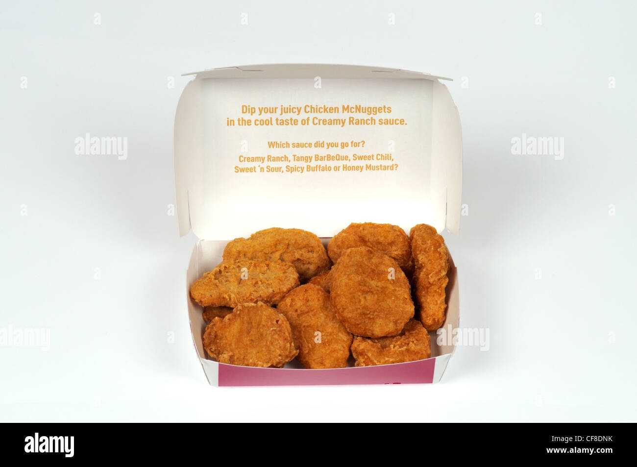 McDonald's pollo mcnuggets nella casella imballaggi con coperchio aperto su sfondo bianco tagliato fuori degli Stati Uniti. Foto Stock