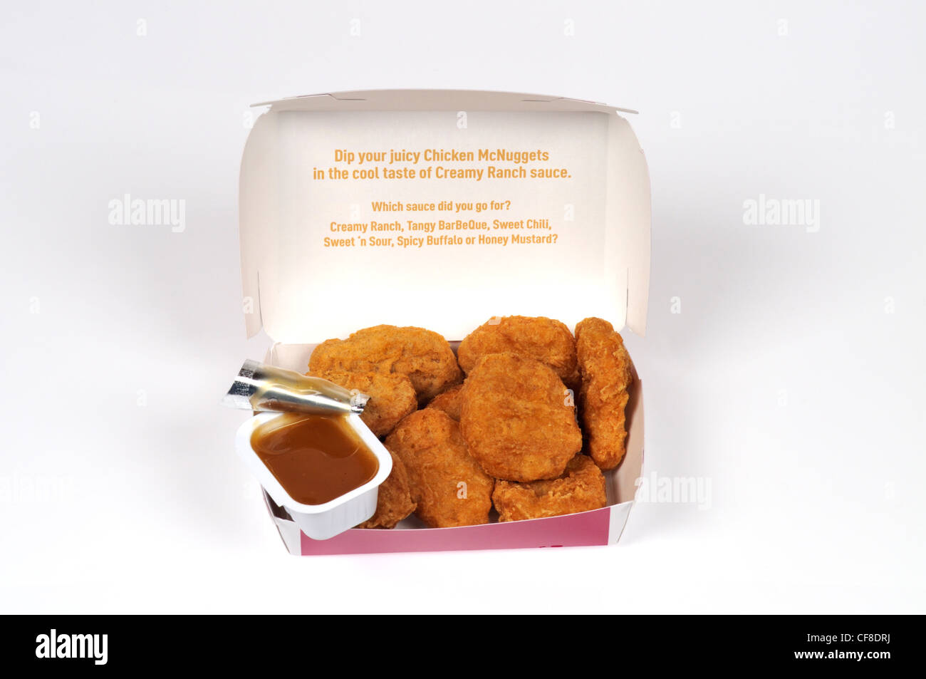 McDonald's pollo mcnuggets nella scatola di imballaggio e salsa di immersione con coperchio aperto su sfondo bianco tagliato fuori degli Stati Uniti. Foto Stock