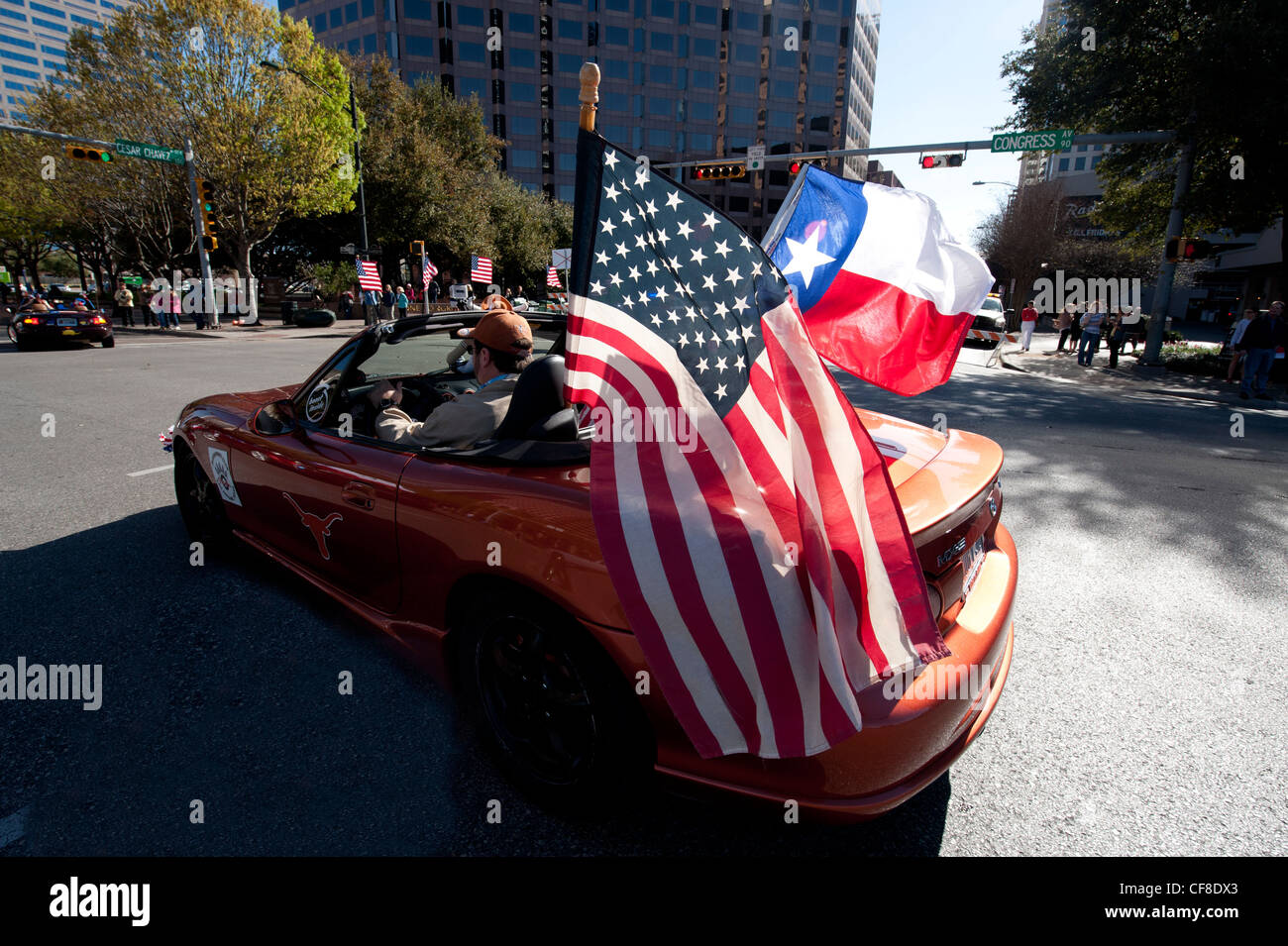 L'indipendenza del Texas parata del giorno il 2 marzo ha attirato migliaia di persone per il centro di Austin Foto Stock