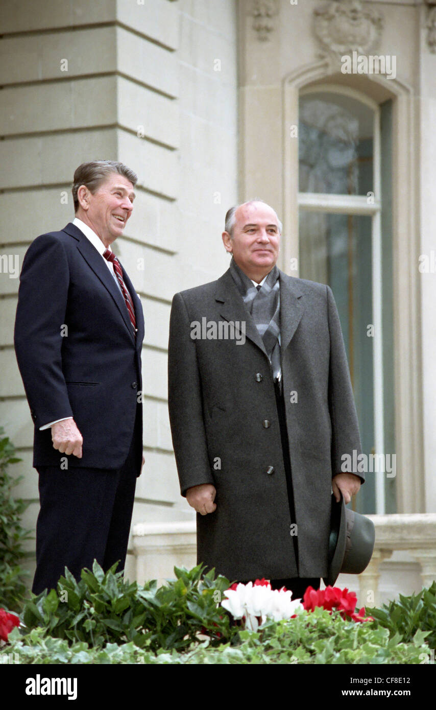 11/19/1985 il presidente Reagan saluto di Mikhail Gorbaciov a Villa Fleur d'Eau durante il loro primo incontro di un vertice di Ginevra Foto Stock