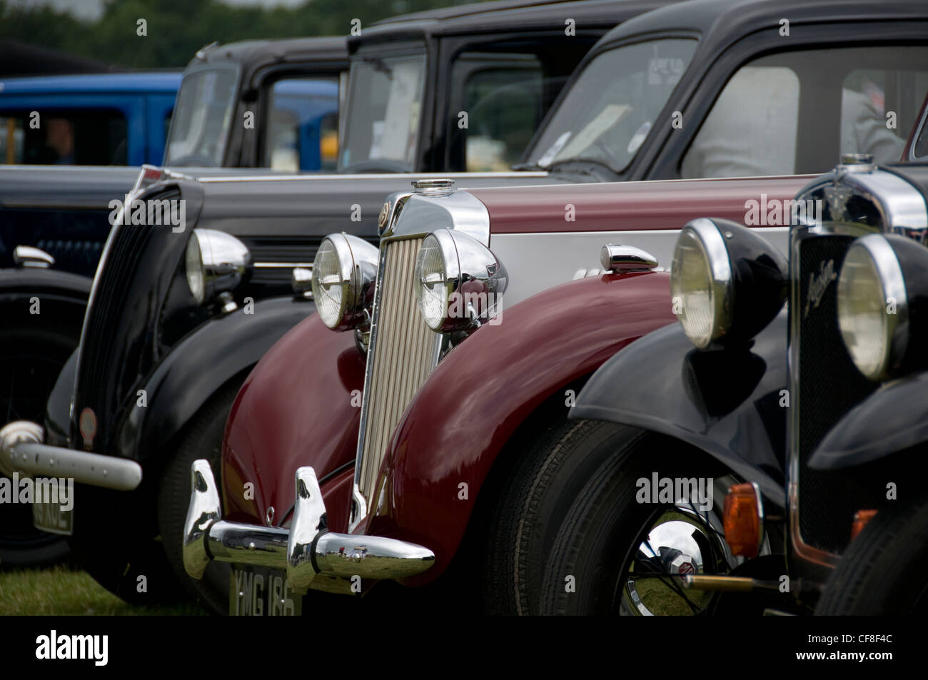 Line-up di rinnovato Vintage carrelli,automobili e veicoli, tutte in ottime condizioni, sono in attesa di giudizio in un rally del veicolo Foto Stock