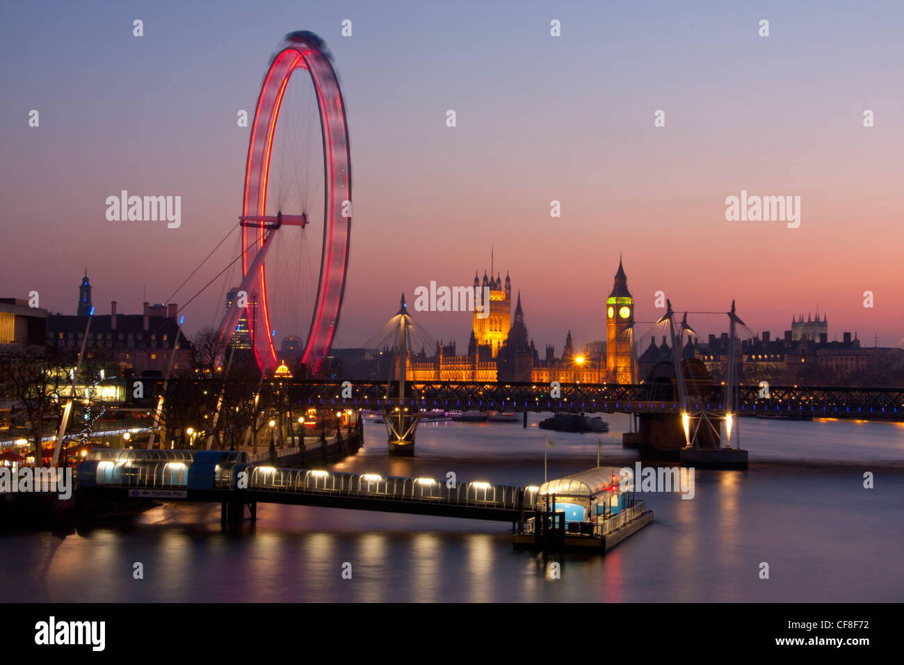 Big Ben Clock Tower di Case del Parlamento e Millennium Wheel o il London Eye al crepuscolo Londra Inghilterra REGNO UNITO Foto Stock