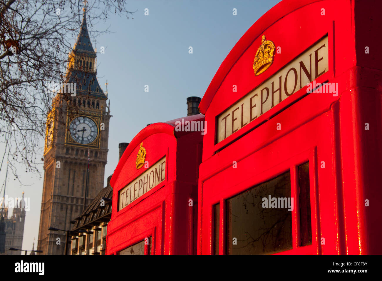 Tradizionale in rosso le cabine telefoniche e Big Ben Clock Tower di case del Palazzo del Parlamento di Westmionster Londra Inghilterra REGNO UNITO Foto Stock