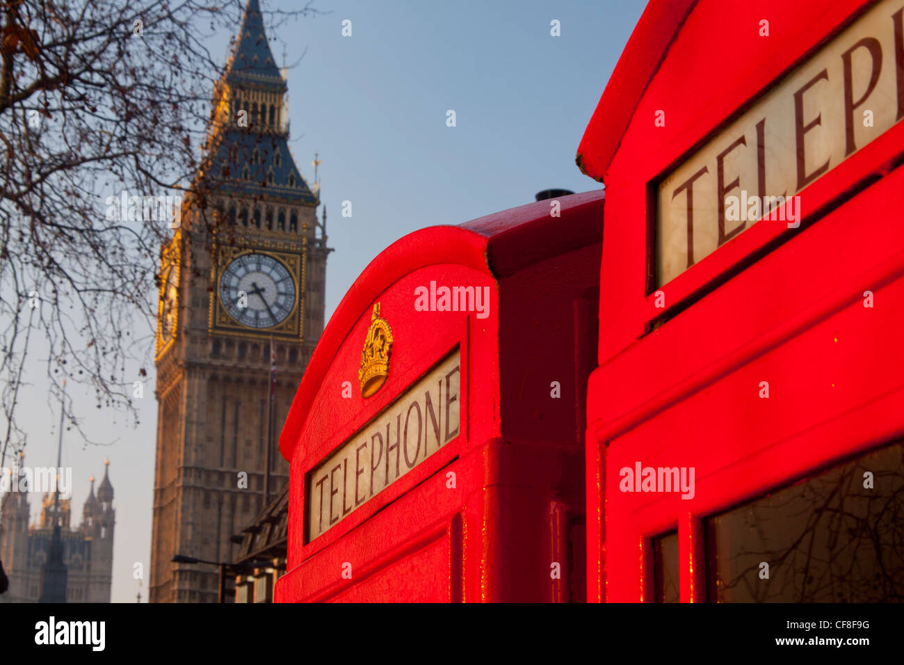 Tradizionale in rosso le cabine telefoniche e Big Ben Clock Tower di case del Palazzo del Parlamento di Westmionster Londra Inghilterra REGNO UNITO Foto Stock