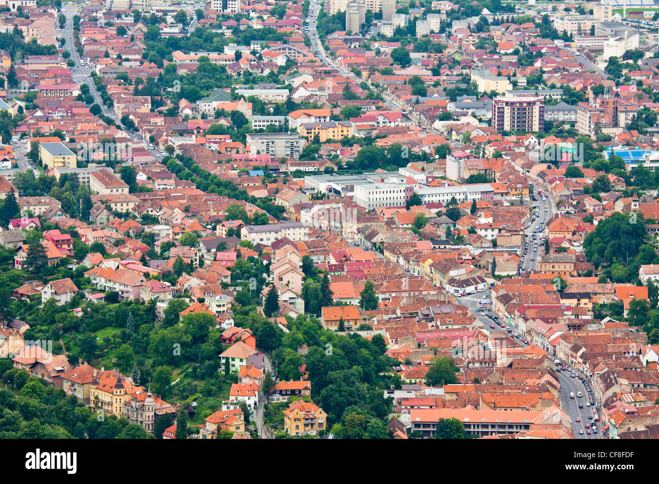 Paesaggio urbano dell'antenna con una strada che attraversa il centro storico di Brasov, Romania Foto Stock
