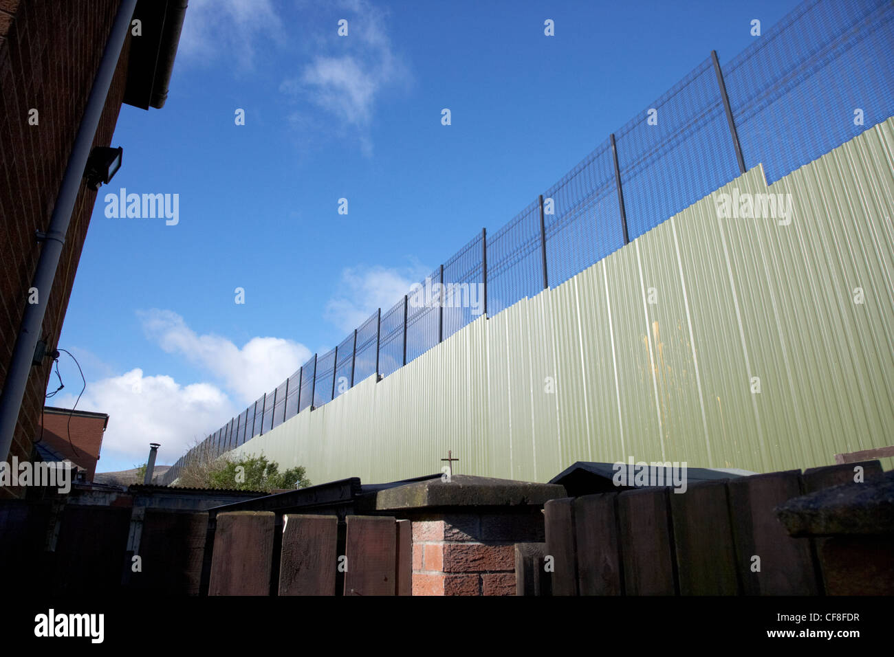 La linea di pace parete che separa cattolica da ardoyne glenbryn protestante su alliance avenue a Belfast nord Irlanda del Nord Regno Unito Foto Stock