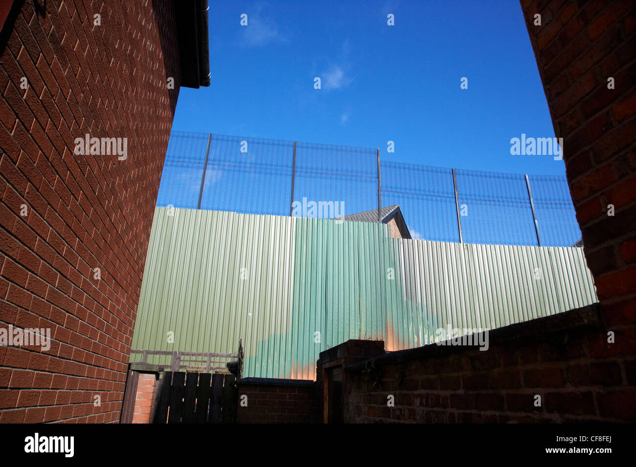 La linea di pace parete che separa cattolica da ardoyne glenbryn protestante su alliance avenue a Belfast nord ni Irlanda del Nord Regno Unito Foto Stock