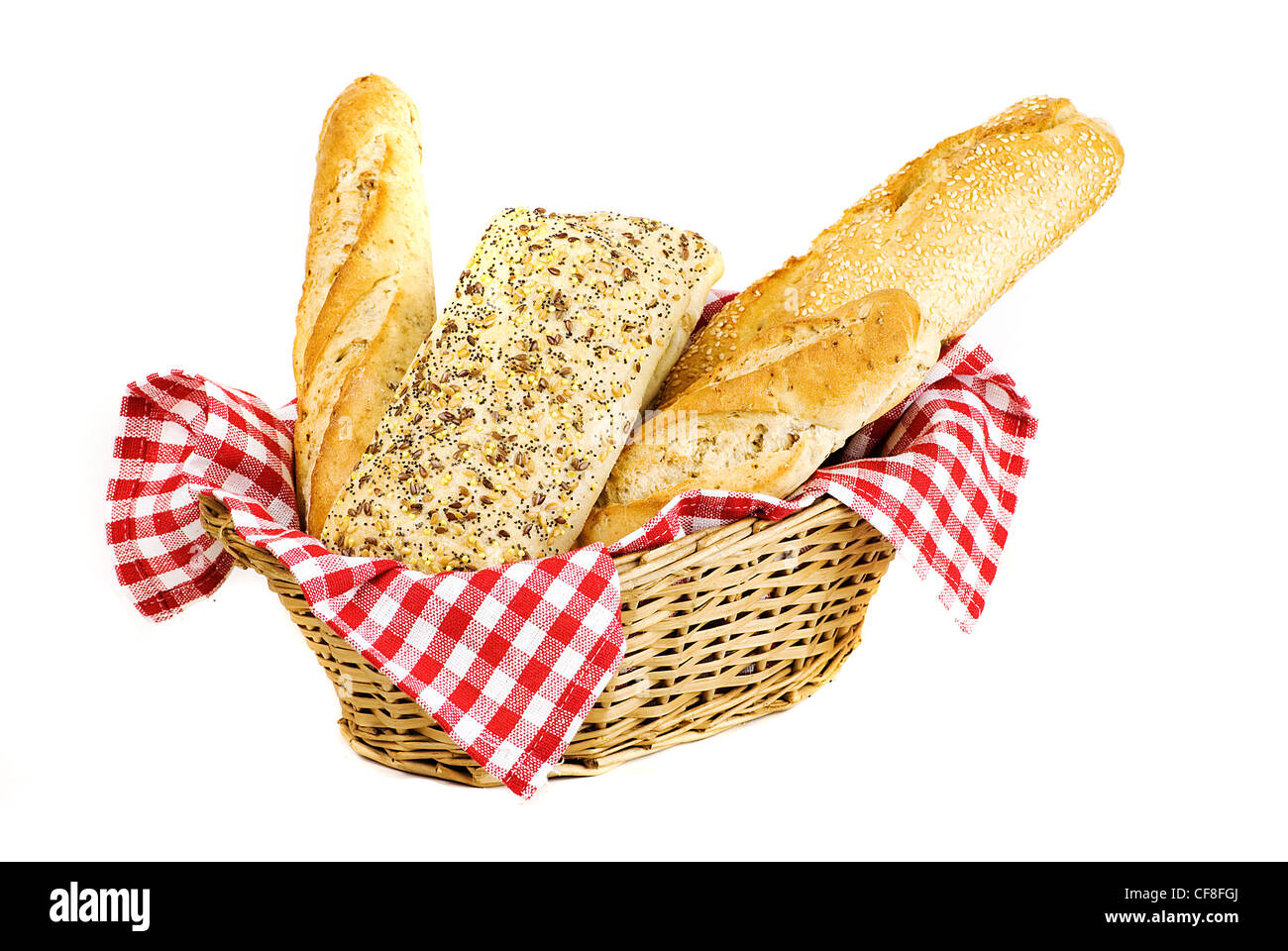 Varietà di pane appena sfornato nel cestello isolate su sfondo bianco Foto Stock