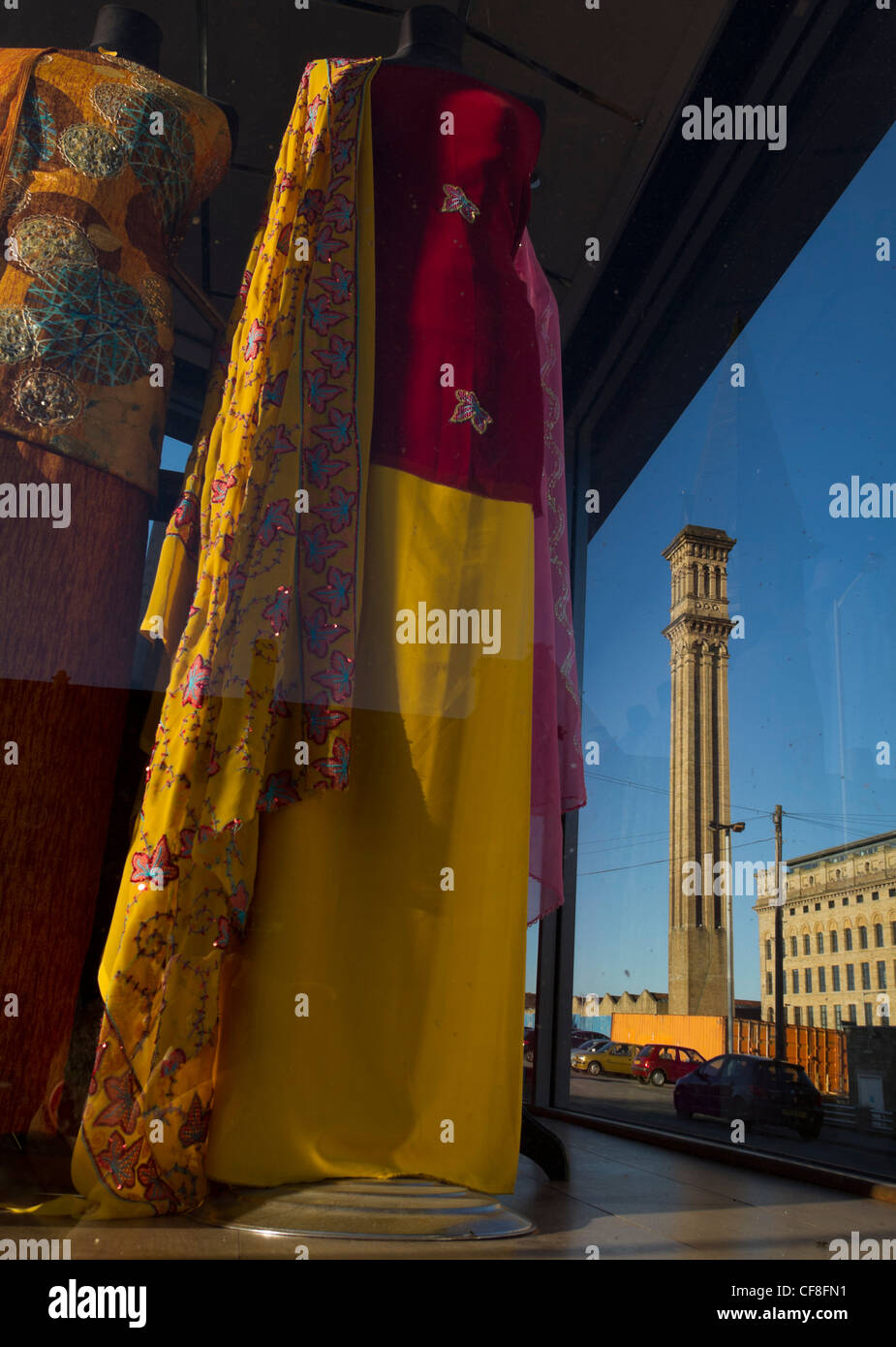 Listers Mill camino visto attraverso la finestra di Awan tessili, sari in vetrina del negozio. Foto Stock