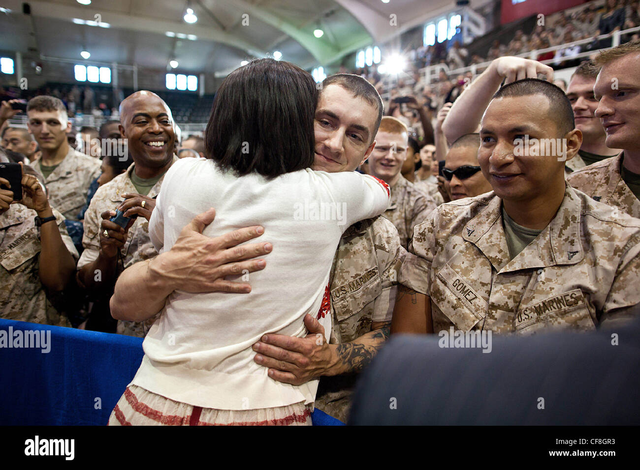 La First Lady Michelle Obama saluta Marines con un abbraccio seguendo il suo commento a 3.000 marines, soldati, marinai, militari e membri della famiglia presso il Memorial Field House 13 aprile 2011 di Camp Lejeune, NC. Foto Stock