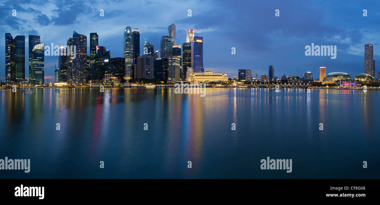 Singapore skyline della città lungo il Fiume Singapore Panorama al Blue ora Foto Stock