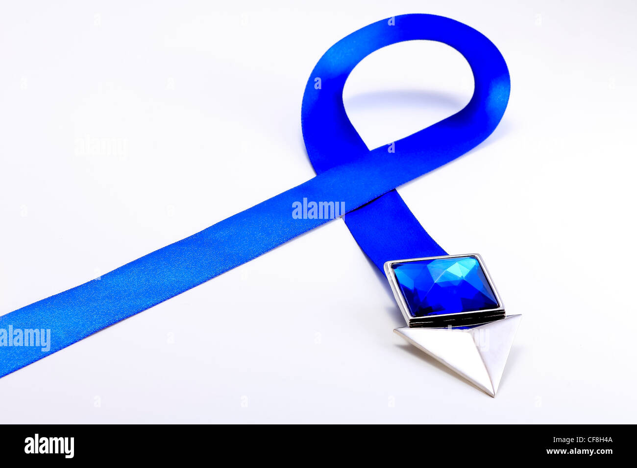 Bella blu rhinestone pin con freccia e nastro di colore blu su bianco Foto Stock