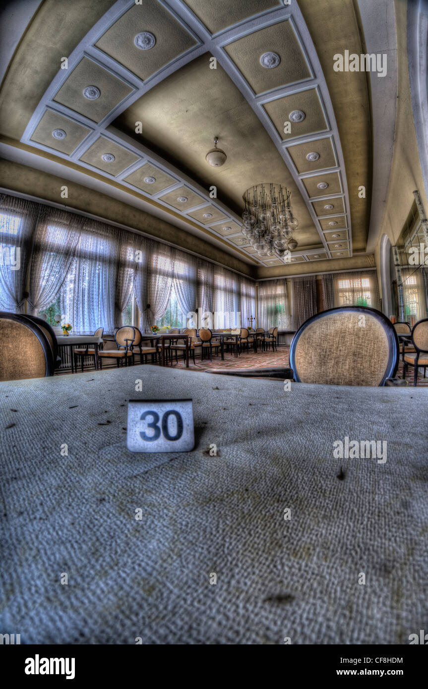 Interno del hotel in disuso vicino al confine tedesco-orientale Foto Stock