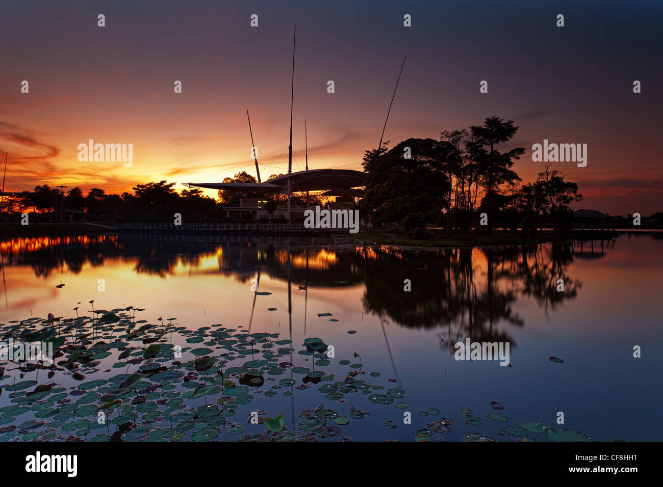 Cyberjaya Park durante il tramonto con colori dorati e riflessioni interessanti Foto Stock