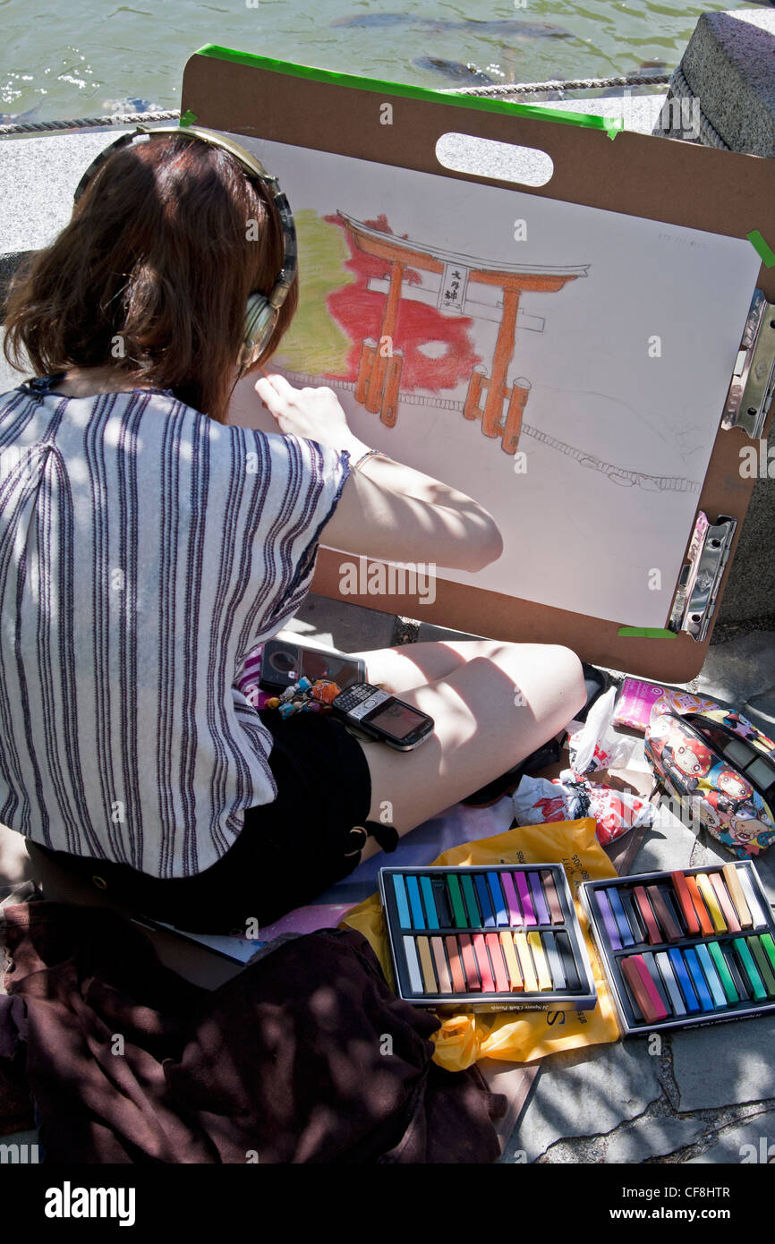 Un artista lavora con colori pastello in Brooklyn Botanic Garden. Foto Stock