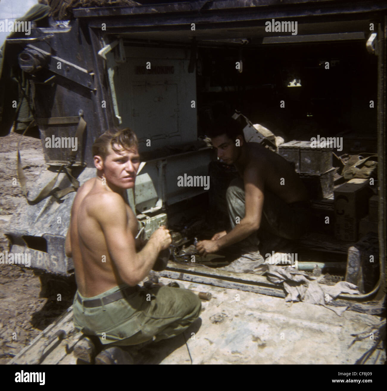 Soldati riparazione APC 1/5 (Mechanized) Fanteria CU CHI Guerra del Vietnam 1966 M113 personale blindato vettori venticinquesimo Fanteria Foto Stock