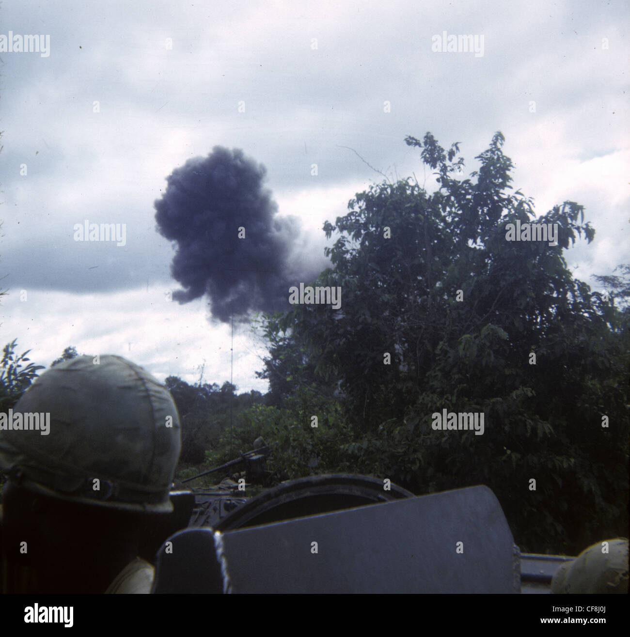 Il fumo proveniente da battaglia fino in anticipo durante la ricerca e distruggere la missione 1/5 (Mechanized) Fanteria CU CHI Guerra del Vietnam 1966 M113 armored pe Foto Stock