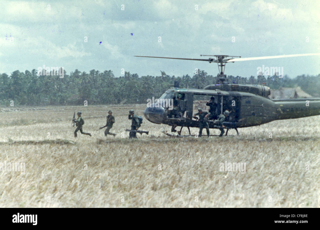 Membri del Co. D, 3BN, 506th Inf, 101st Airborne Division Combat Assault UH-1D elicottero 1970 huey inserimento in elicottero Foto Stock