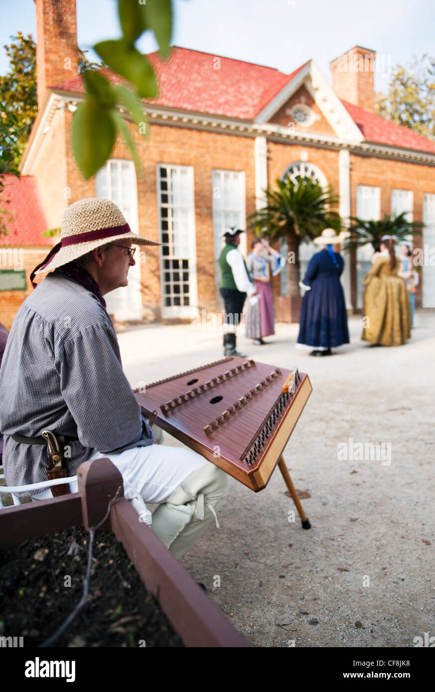 Mount Vernon Virginia, un musicista e ballerini nel XVIII secolo su capi di abbigliamento il Mount Vernon Estate Foto Stock