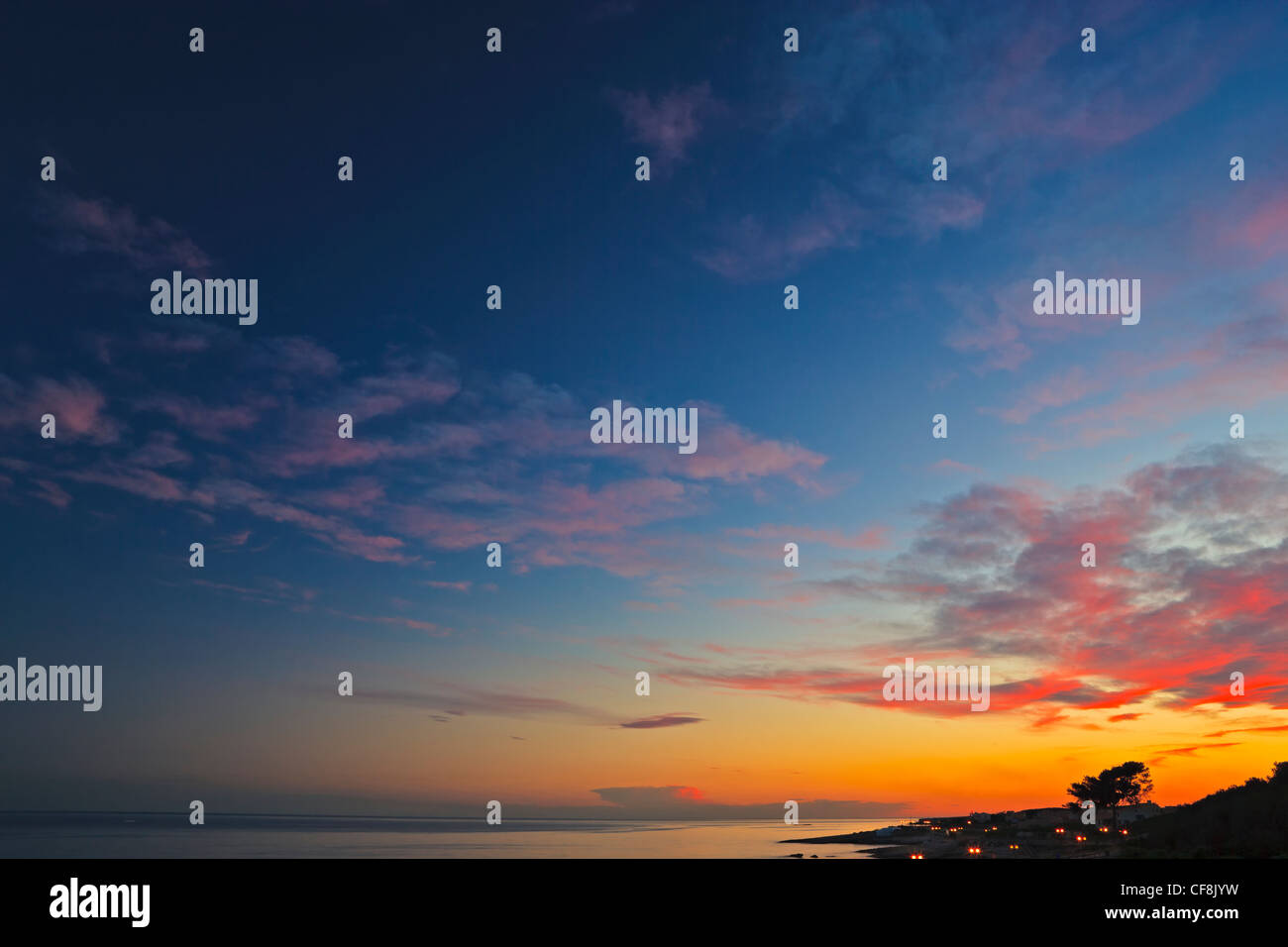 Tramonto sul lungomare nel villaggio di Sausset Les Pins, Cote Bleue, Costa Azzurra, Provenza, in Francia, in Europa. Foto Stock