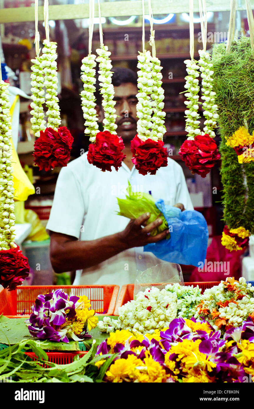Ghirlande di fiori sono vendute in Little India di Singapore. Foto Stock