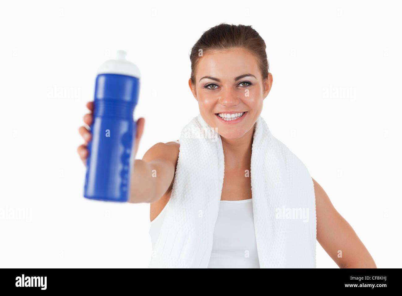 Sorridente giovane donna che offre un sorso di acqua Foto Stock
