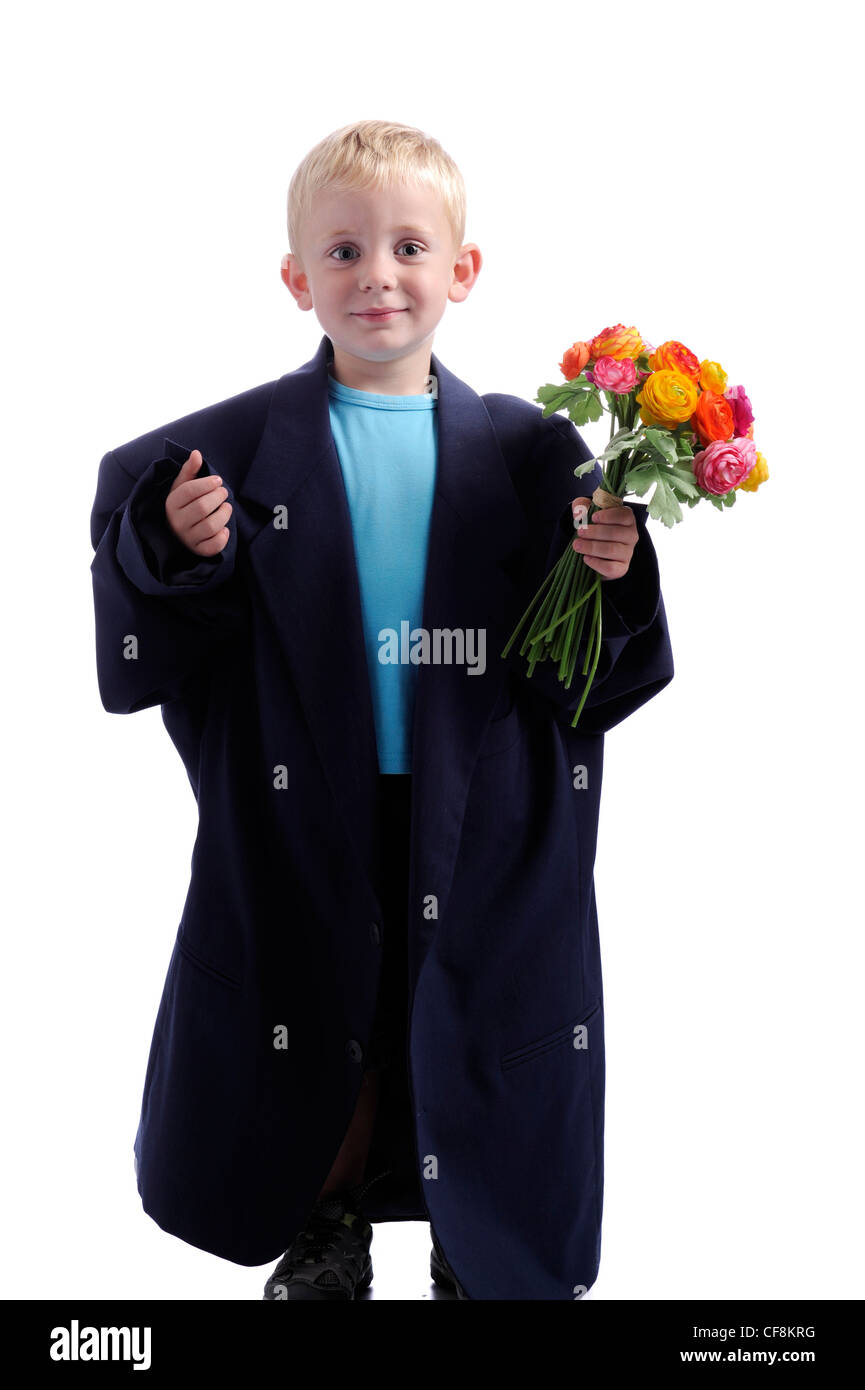 Festa della mamma: giovane ragazzo con cappello bowler, i suoi padri del mantello e un bouqet di fiori Foto Stock