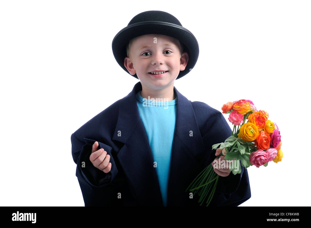 Festa della mamma: giovane ragazzo con cappello bowler, i suoi padri del mantello e un bouqet di fiori Foto Stock