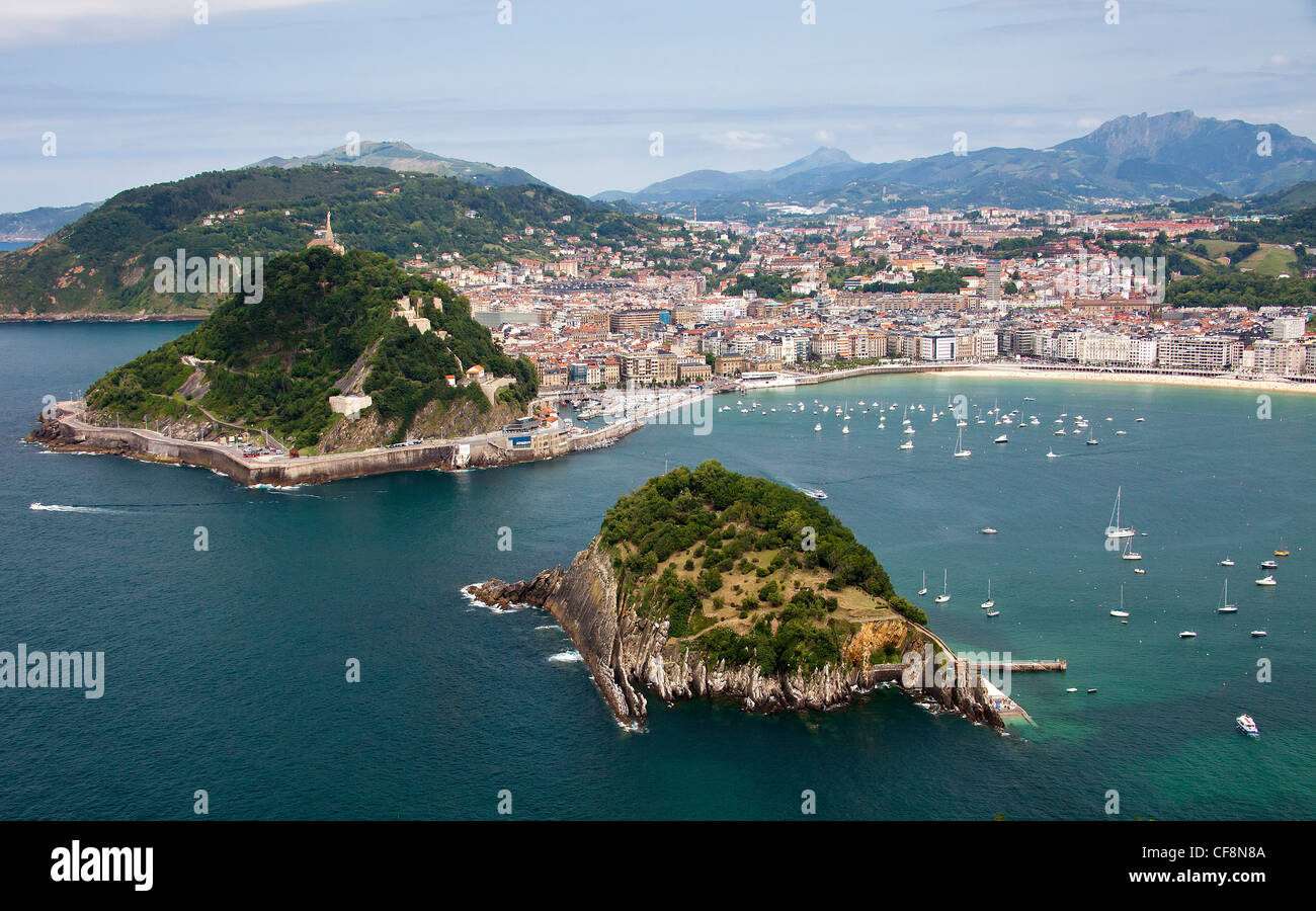 Spagna, Europa, Paesi Baschi, Donosti City, San Sebastian, Città, spiaggia, barche colorate, paesaggio, porto, Pirenei, turismo Foto Stock