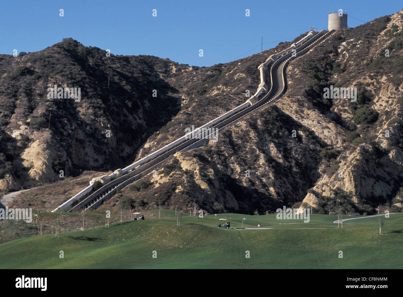 Campo da golf Golf, verde, deserto, uomo, cascata, cascata, tubo di acqua, acquedotto, Santa Susana montagne, Los Angeles, California Foto Stock