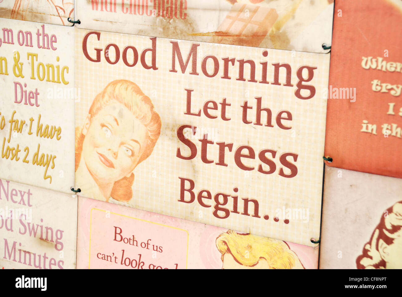 Sbiadito segno dello stagno nello stile di un americano degli anni cinquanta pubblicità recante la dicitura " buon mattino lasciate che lo stress iniziare ' Foto Stock