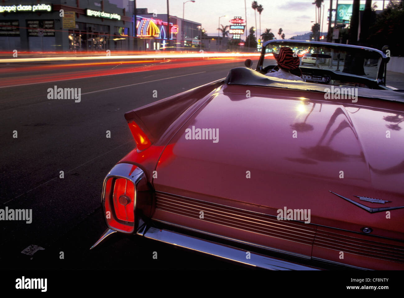 1962, rosa, Cadillac, convertibili, Hollywood, Los Angeles, Stati Uniti d'America, Stati Uniti, America, Sunset Boulevard, traffico, drive, cappello, c Foto Stock
