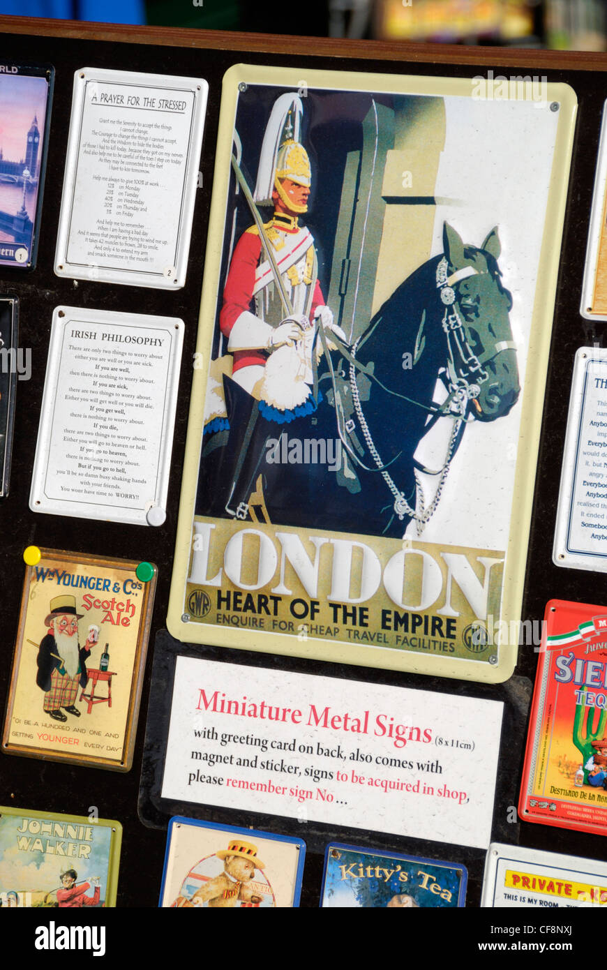 Souvenir segni di metallo, Londra, Inghilterra Foto Stock
