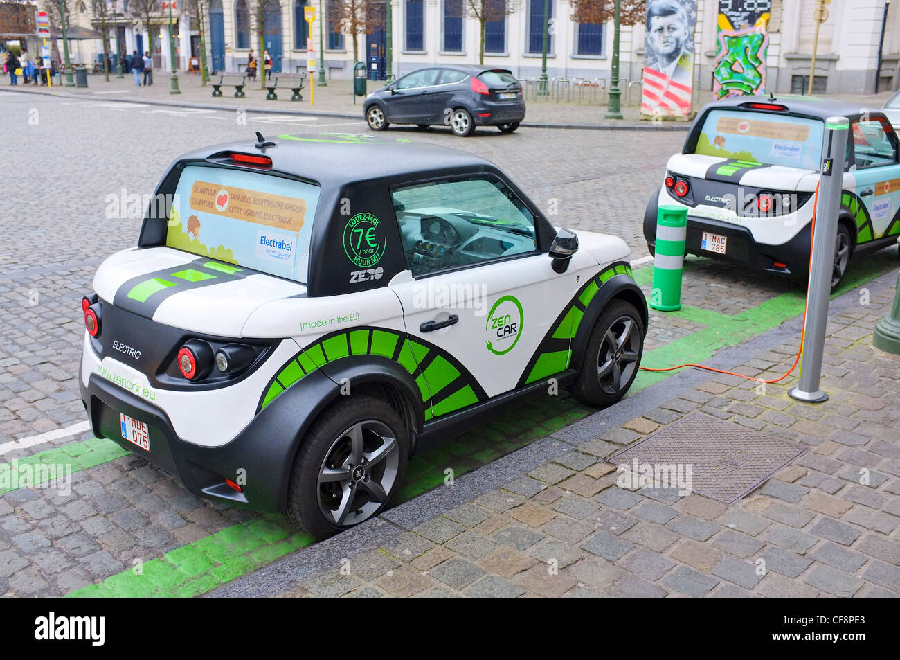 Energia verde "Zen" auto auto elettrica in termini di quota di ricarica del veicolo fino a Brussels City Centre Foto Stock