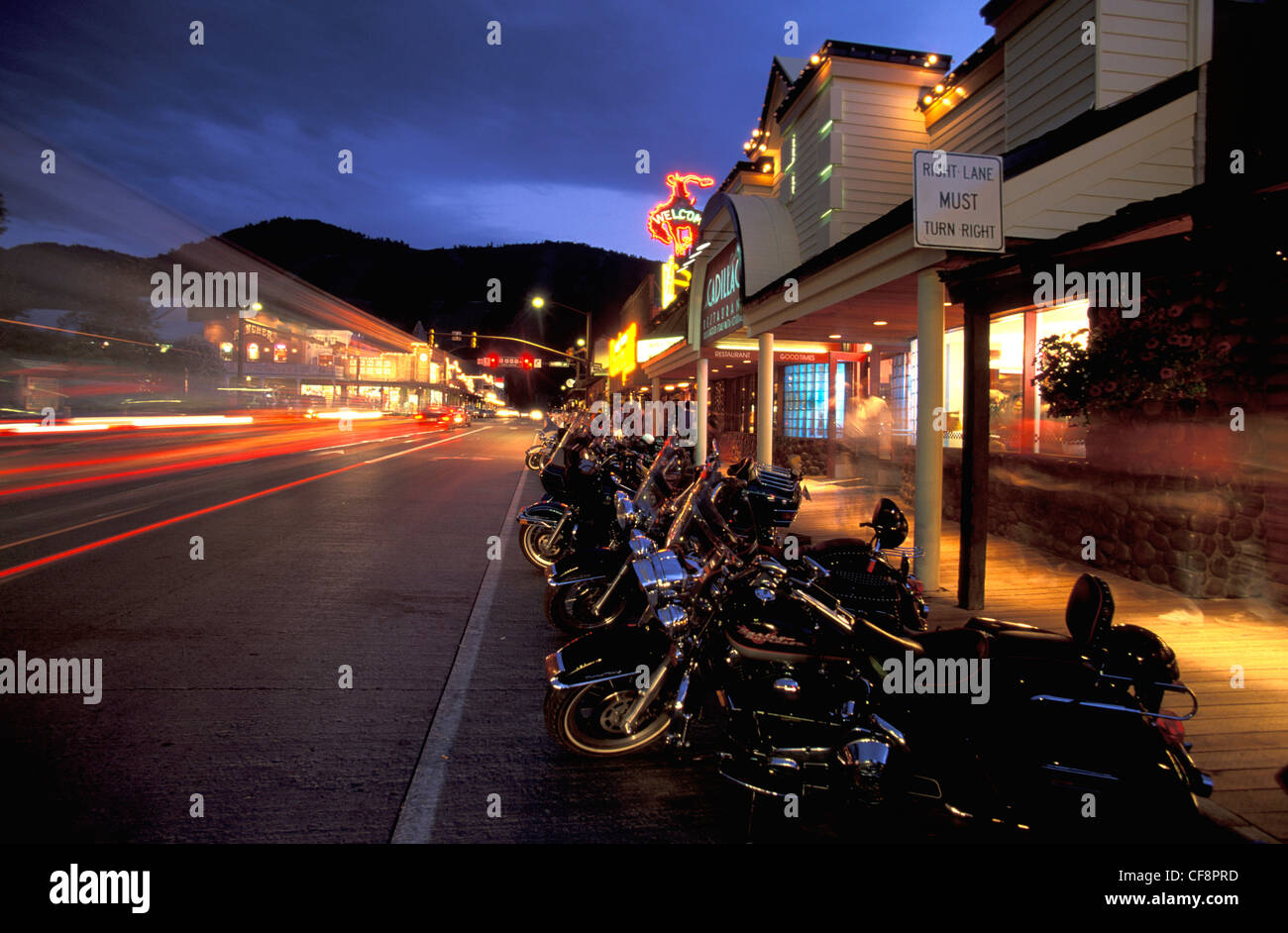 Million Dollar Cowboy Bar, Jackson Hole, Wyoming USA, Stati Uniti, America, Bar, motocicli, notte, traffico, sfocatura, Fila, bik Foto Stock